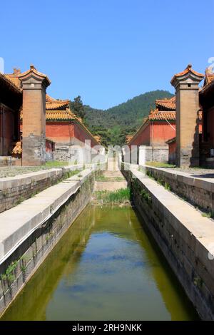 ZUNHUA - MAI 11: Architektur der Drainage-Grabenlandschaft in den östlichen Königsgräbern der Qing-Dynastie am 11. Mai 2013, Zunhua, Provinz Hebei, Chi Stockfoto