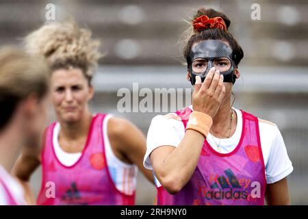 AMSTELVEEN - Frederique Matla der niederländischen Hockeyfrauen während der letzten Ausbildung vor der Europameisterschaft in Mönchengladbach. Sie trainiert mit einer Maske, um sich von einer gebrochenen Nase zu erholen. ANP OLAF KRAAK Stockfoto