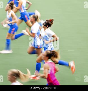 AMSTELVEEN - Frederique Matla mit einer Maske der niederländischen Hockeyfrauen während des letzten Trainings vor der europäischen Hockeymeisterschaft in Mönchengladbach. ANP OLAF KRAAK Stockfoto