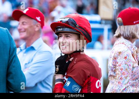 Jockey Saffie Osborne lächelt beim Racing League Week 2 Meeting auf der Chepstow Racecourse. Stockfoto