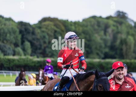 Jockey Saffie Osborne lächelt beim Racing League Week 2 Meeting auf der Chepstow Racecourse. Stockfoto