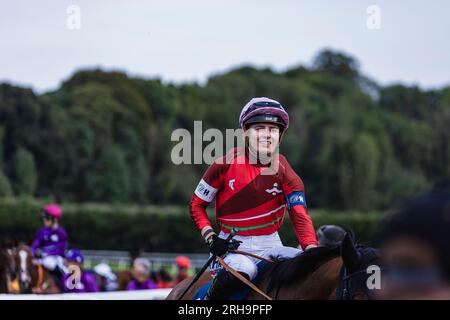 Jockey Saffie Osborne lächelt beim Racing League Week 2-Treffen auf der Chepstow Racecourse und reitet für das Team von Vater Jamie Osborne. Stockfoto