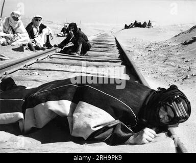 PETER O'TOOLE GAMIL RATIB MICHEL RAY und OMAR SHARIF in LAWRENCE VON ARABIEN 1962 Regisseur DAVID LEAN Drehbuch Robert Bolt und Michael Wilson Musik Maurice Jarre Produzent Sam Spiegel Horizon Pictures / Columbia Pictures Corporation Stockfoto