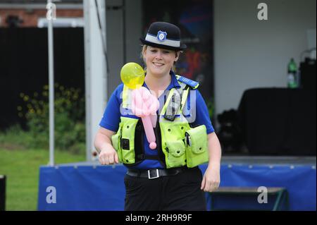 Die Polizei von West Midlands unterstützt Officer dabei, sich in der Sandwell Community Summer Fayre zu Vergnügen Stockfoto