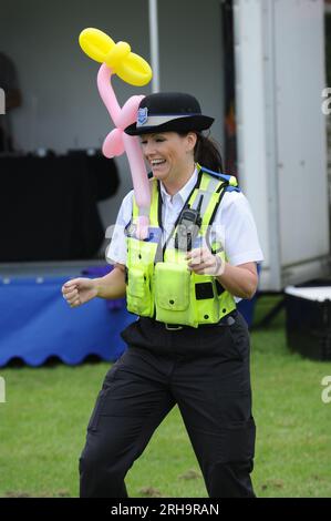 Die Polizei von West Midlands unterstützt Officer dabei, sich in der Sandwell Community Summer Fayre zu Vergnügen Stockfoto