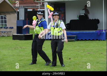 Die West Midlands Police Community unterstützt Offiziere, die sich in der Sandwell Community Summer fayre am Spaß beteiligen Stockfoto