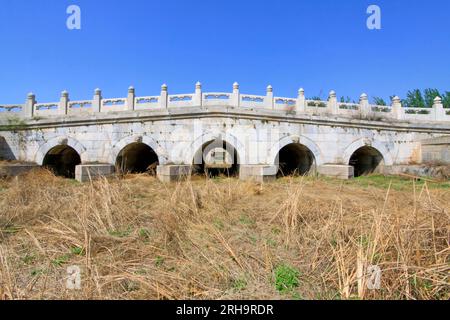 ZUNHUA - 11. MAI: Weiße fünf-Loch-Steinbrücke aus Marmor in den östlichen Königsgräbern der Qing-Dynastie am 11. Mai 2013, Zunhua, Provinz Hebei, china. Stockfoto