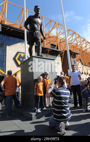 Wolverhampton Wanderers Fans vor der Billy Wright Statue vor Molineux. Stockfoto