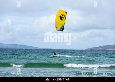 Narin Strand oder Strand, in der Nähe von Portnoo, Ardara, County Donegal, Irland. Ein Strand mit blauer Flagge an der Küste des Wild Atlantic Way. Ein Kitesurfer reitet im Wind. Stockfoto