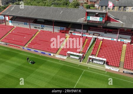 Ein Blick aus der Vogelperspektive auf den West Stand in Oakwell, während das Bodenpersonal vor dem Sky Bet League 1-Spiel Barnsley vs Peterborough in Oakwell, Barnsley, Großbritannien, 15. August 2023 einen letzten Schnitt ins Gras macht (Foto von Mark Cosgrove/News Images) Stockfoto