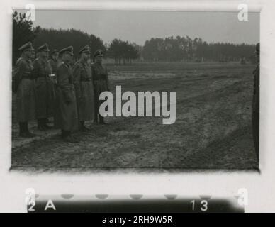 SS-Fotograf, Hofstäter (1943) Himmler, beobachtete Angriffsgewehr und Ameisenpanzer-Range-Training. Stockfoto