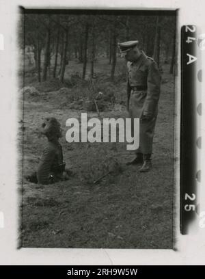 SS-Fotograf, Hofstäter (1943) Himmler, beobachtete Angriffsgewehr und Ameisenpanzer-Range-Training. Stockfoto