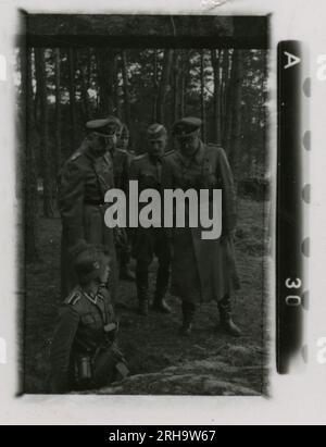 SS-Fotograf, Hofstäter (1943) Himmler, beobachtete Angriffsgewehr und Ameisenpanzer-Range-Training. Stockfoto