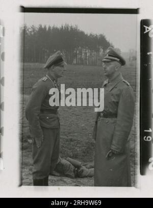 SS-Fotograf, Hofstäter (1943) Himmler, beobachtete Angriffsgewehr und Ameisenpanzer-Range-Training. Stockfoto