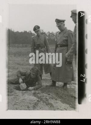 SS-Fotograf, Hofstäter (1943) Himmler, beobachtete Angriffsgewehr und Ameisenpanzer-Range-Training. Stockfoto