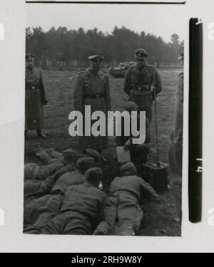 SS-Fotograf, Hofstäter (1943) Himmler, beobachtete Angriffsgewehr und Ameisenpanzer-Range-Training. Stockfoto