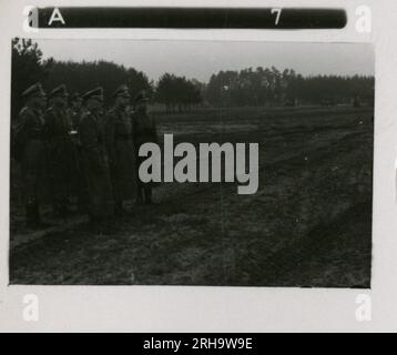 SS-Fotograf, Hofstäter (1943) Himmler, beobachtete Angriffsgewehr und Ameisenpanzer-Range-Training. Stockfoto