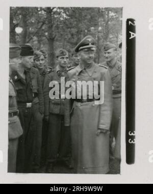 SS-Fotograf, Hofstäter (1943) Himmler, beobachtete Angriffsgewehr und Ameisenpanzer-Range-Training. Stockfoto