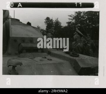 SS-Fotograf, Hofstäter (1943) Himmler, beobachtete Angriffsgewehr und Ameisenpanzer-Range-Training. Stockfoto