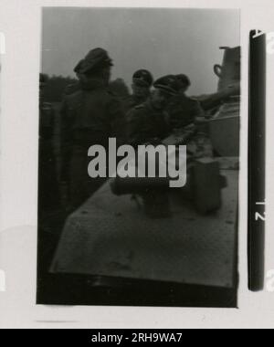 SS-Fotograf, Hofstäter (1943) Himmler, beobachtete Angriffsgewehr und Ameisenpanzer-Range-Training. Stockfoto