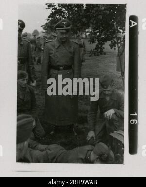 SS-Fotograf, Hofstäter (1943) Himmler, beobachtete Angriffsgewehr und Ameisenpanzer-Range-Training. Stockfoto