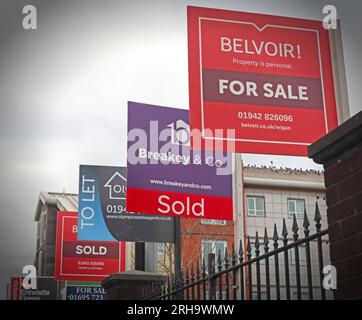 Belvoir, Breakey & Co, zu verkaufen, um Schilder, Wohnungen in einem unerschwinglichen Wohnungsmarkt, Wigan, Greater Manchester, Lancs, England, UK, WN1 Stockfoto