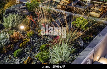 Neu erbauter Schaukelgarten mit LED-Leuchtpfosten. Gartenbau und Landschaftsbau. Stockfoto