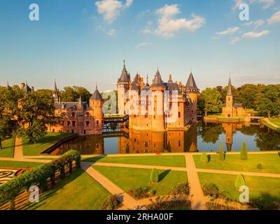 Blick aus der Vogelperspektive auf De Haar Castle in Utrecht Niederlande bei Sonnenuntergang Stockfoto