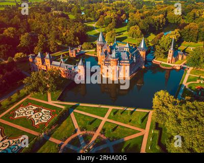 High Angle Drone Point of View auf De Haar Castle in Haarzuilens, Utrecht, Niederlande um den Sonnenuntergang am Sommertag. Das Schloss wurde 1907 erbaut. Stockfoto