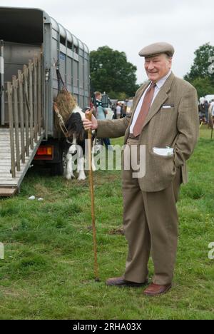 Älterer älterer Zigeuner, elegant gekleideter Tweed-Anzug und passende flache Tweed-Kappe. Er trägt einen Daumenstab. Barnet Gypsy Horse Fair Hertfordshire UK. 2010er Jahre 2011 1588 verlieh Königin Elisabeth I. Bartnet eine königliche Charta, um eine Messe zu veranstalten. HOMER SYKES Stockfoto