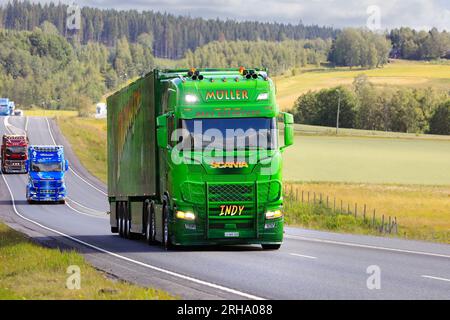 Der wunderschöne Scania 660S Lkw-Auflieger Indiana Jones aus Müller Ermensee, Schweiz Scania im Konvoi zur Power Truck Show. Finnland, 10. August 2023. Stockfoto