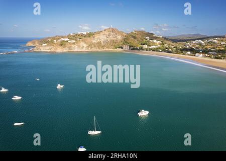 Weiße Boote in san juan del sur Bay, Drone-Ansicht bei Sonnenaufgang Stockfoto