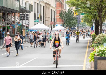 New York, NY, USA - 12. August 2023 - Radfahrer und Fußgänger genießen die Open Street Stockfoto