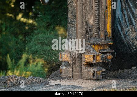 Nahaufnahme der Bohrlochbohrung in die Erde. Stockfoto