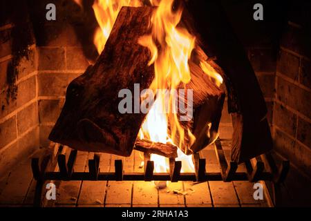 Kamin aus der Nähe, Feuerflamme und brennende Holzstämme, warmes Zuhause im Winter, Vorderansicht Stockfoto