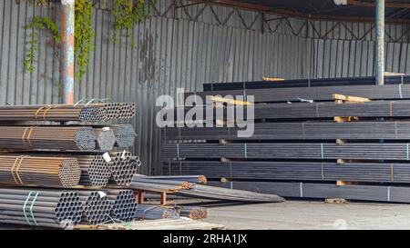 Stahlrohrprofile im Baumateriallager Stockfoto