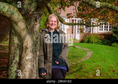 AMI Bouhassane Enkeltochter von Lee Miller und Co-Director von Farleys House & Gallery Ltd Fotografiert in Farley Farm, Muddles Green bei Chiddingly, East Sussex, Großbritannien. NUR REDAKTIONELLE VERWENDUNG. Stockfoto