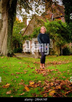 AMI Bouhassane Enkeltochter von Lee Miller und Co-Director von Farleys House & Gallery Ltd Fotografiert in Farley Farm, Muddles Green bei Chiddingly, East Sussex, Großbritannien. NUR REDAKTIONELLE VERWENDUNG. Stockfoto