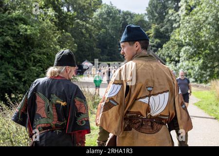 Kenilworth England Juli 29 2023 die Ritter des Kenilworth Castle Joust Turniers treffen auf die Öffentlichkeit, wenn sie vor dem Turnier teilnehmen Stockfoto