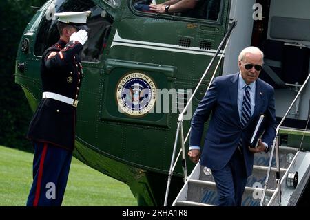 US-Präsident Joe Biden kommt nach seiner Rückkehr nach Washington nach seinem Urlaub in Rehoboth Beach am 14. August 2023 auf dem südlichen Rasen des Weißen Hauses an. Guthaben: Yuri Gripas/Pool via CNP/MediaPunch Stockfoto