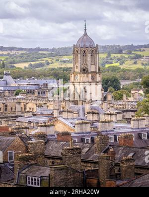 Der Tom Tower erhebt sich über den Dächern von Oxford und stammt vom Turm der University Church of St Mary the Virgin Stockfoto