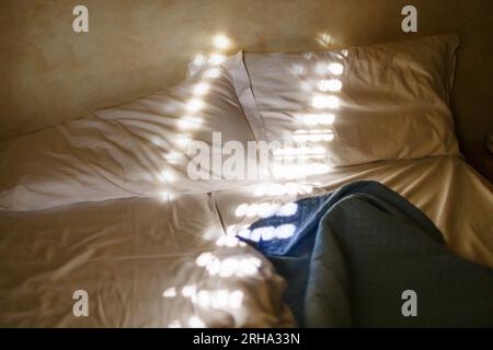 Zerknitterte Pastelltöne nach dem Schlaf mit Sonnenstrahlen Stockfoto