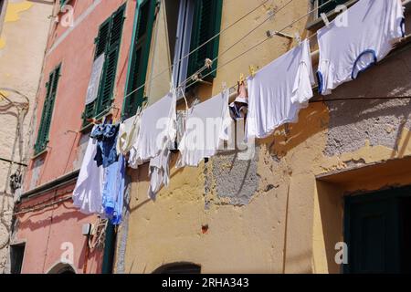 Trocknet bei heißem Wetter Kleidung vor dem Haus Stockfoto