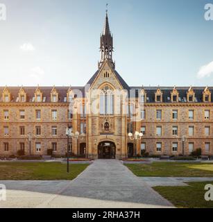 Die Jean-Pierre Pescatore Fondation. Symmetrische Aufnahme eines Gebäudes des Altersheims Pescatore in Luxemburg. Stockfoto