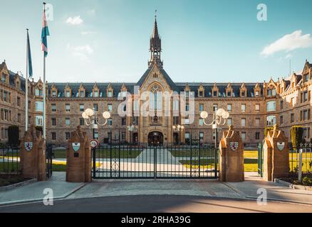 Die Jean-Pierre Pescatore Fondation. Symmetrische Aufnahme eines Gebäudes des Altersheims Pescatore in Luxemburg und des Eingangstors. Stockfoto