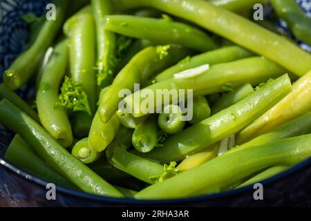 Gekochte grüne Bohnen mit Knoblauch Stockfoto