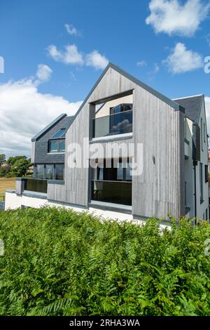 Ein hölzernes Haus mit geometrischen Formen in Fife, Schottland Stockfoto
