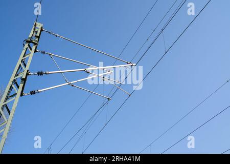 Pylon mit Stromleitungen für die Eisenbahn Stockfoto