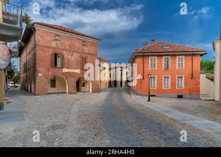 Fossano, Italien - 08. August 2023: Alter Thesauro-Palast ehemaliger Sitz des Magistratshofs und jetzt zweiter Sitz der Gemeindebüros auf Garibaldi C. Stockfoto