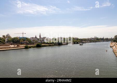 Sevilla, Spanien. Blick auf den Fluss Guadalquivir von der Puente de Triana (Brücke Isabel II) Stockfoto